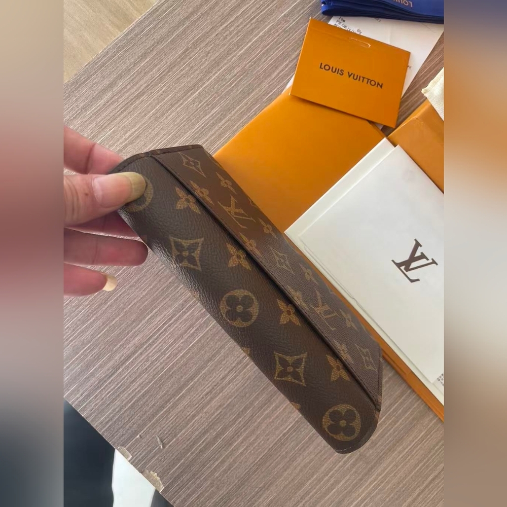 Louis Vuitton Monogram Sarah Wallet - Picture 4 of 12